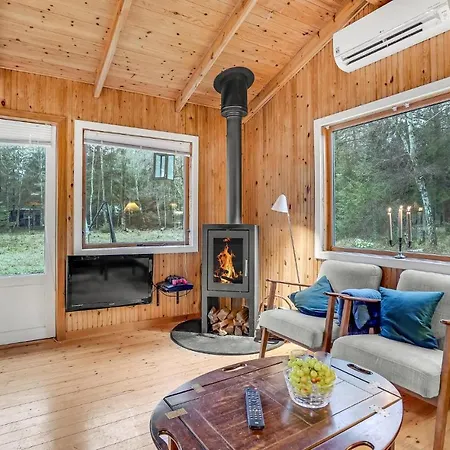 Stunning In With 2 Bedrooms *